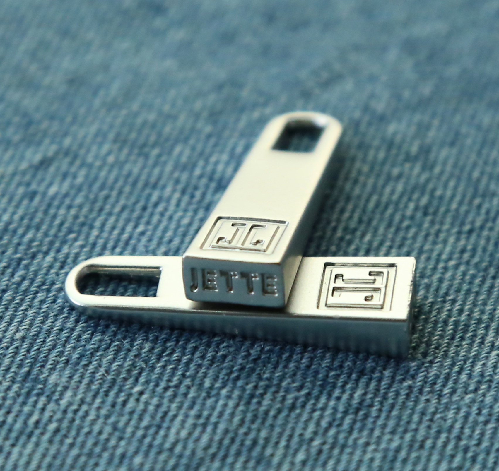 Engraved Logo Metallic Zipper Puller